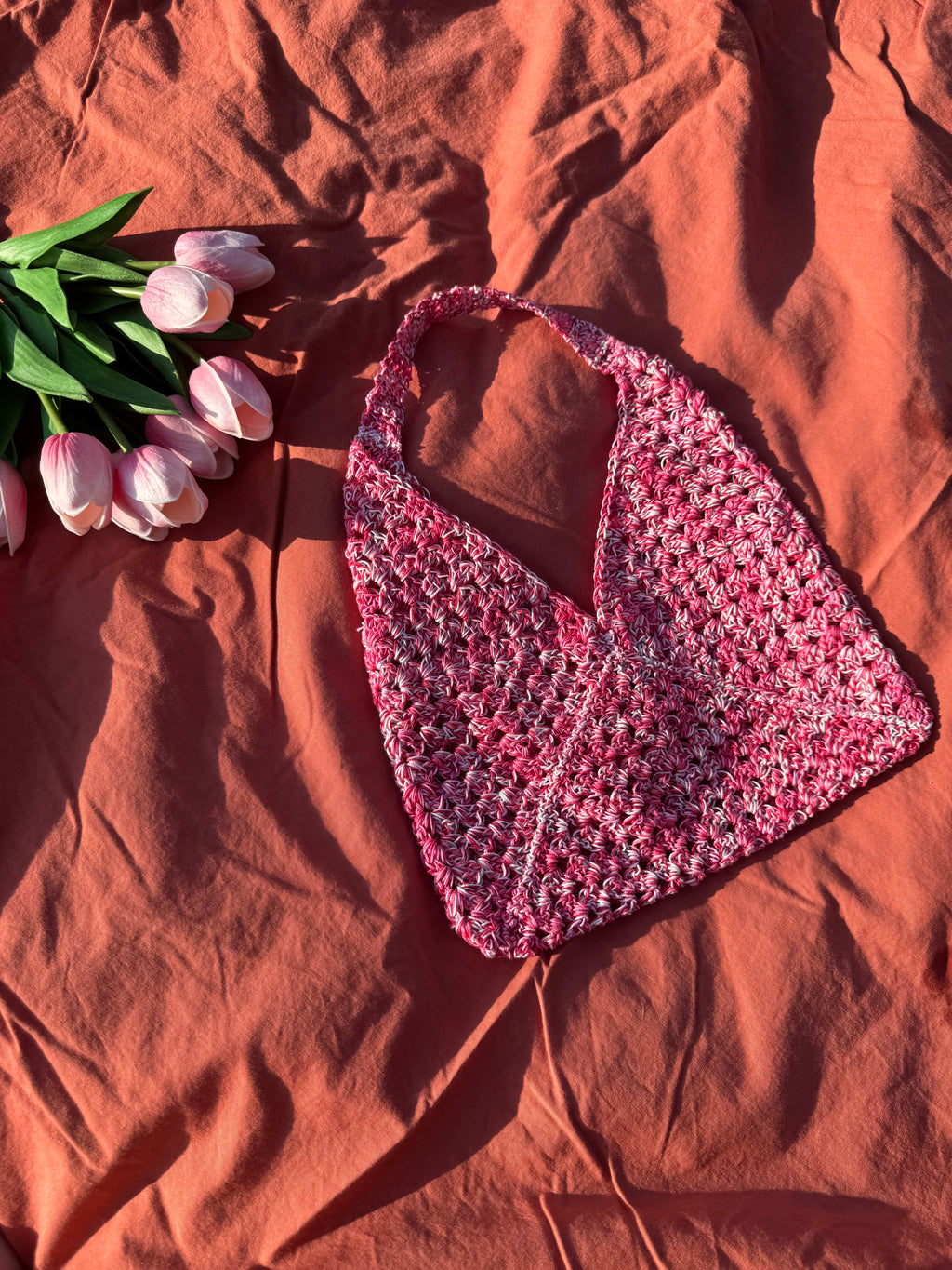 Sac en crochet - rose et rouge Aux Tissus Fleuris