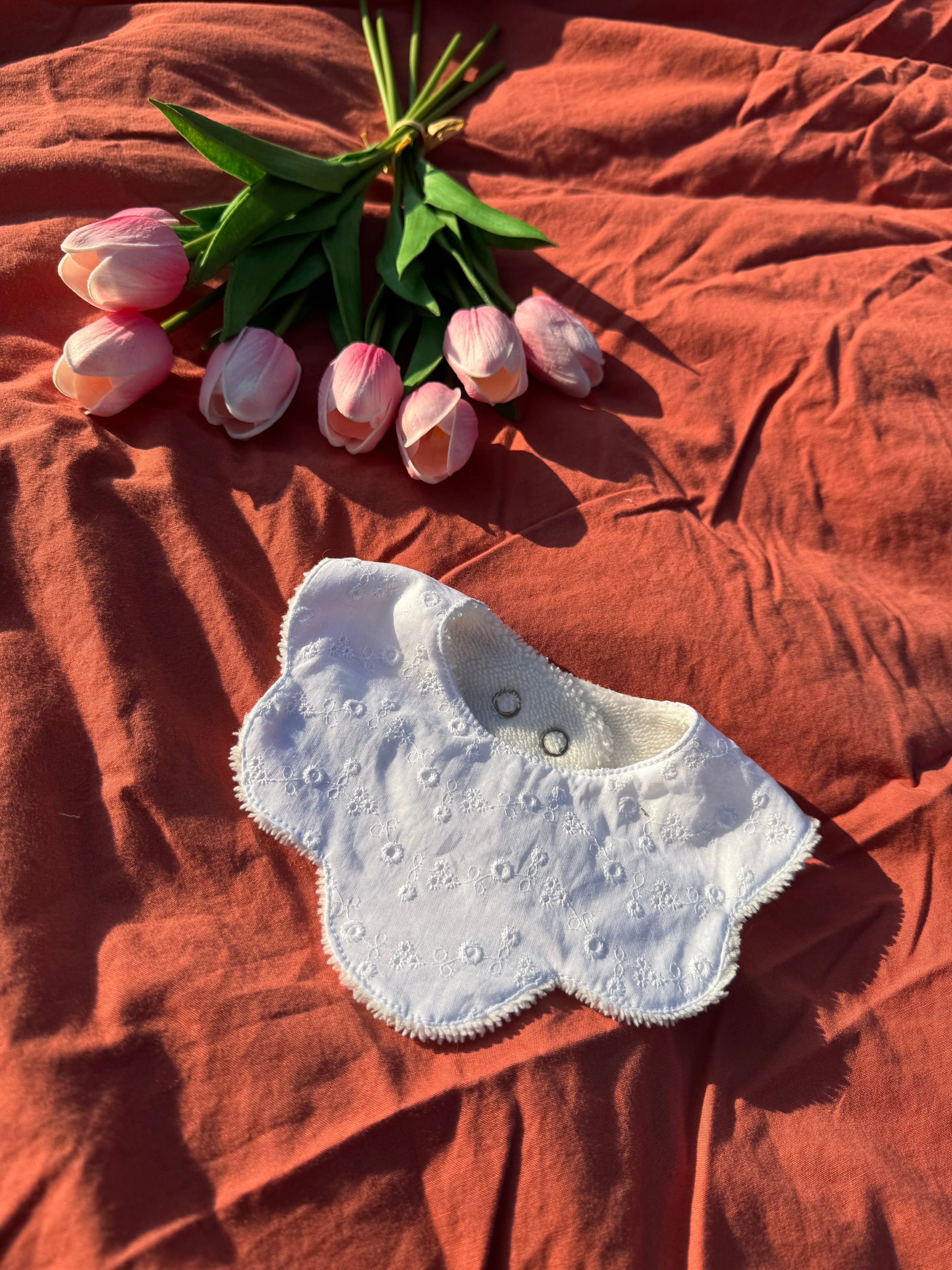 Bavoir Fleur Aux Tissus Fleuris