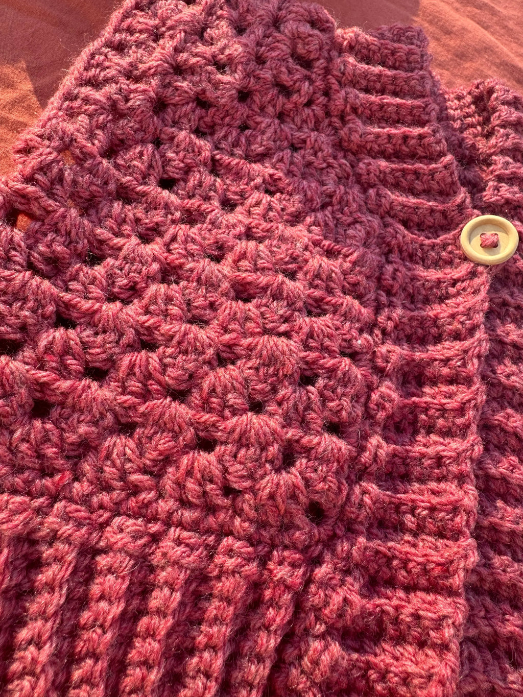 Gilet en crochet - Rouge /Rose - 0-6 mois Aux Tissus Fleuris