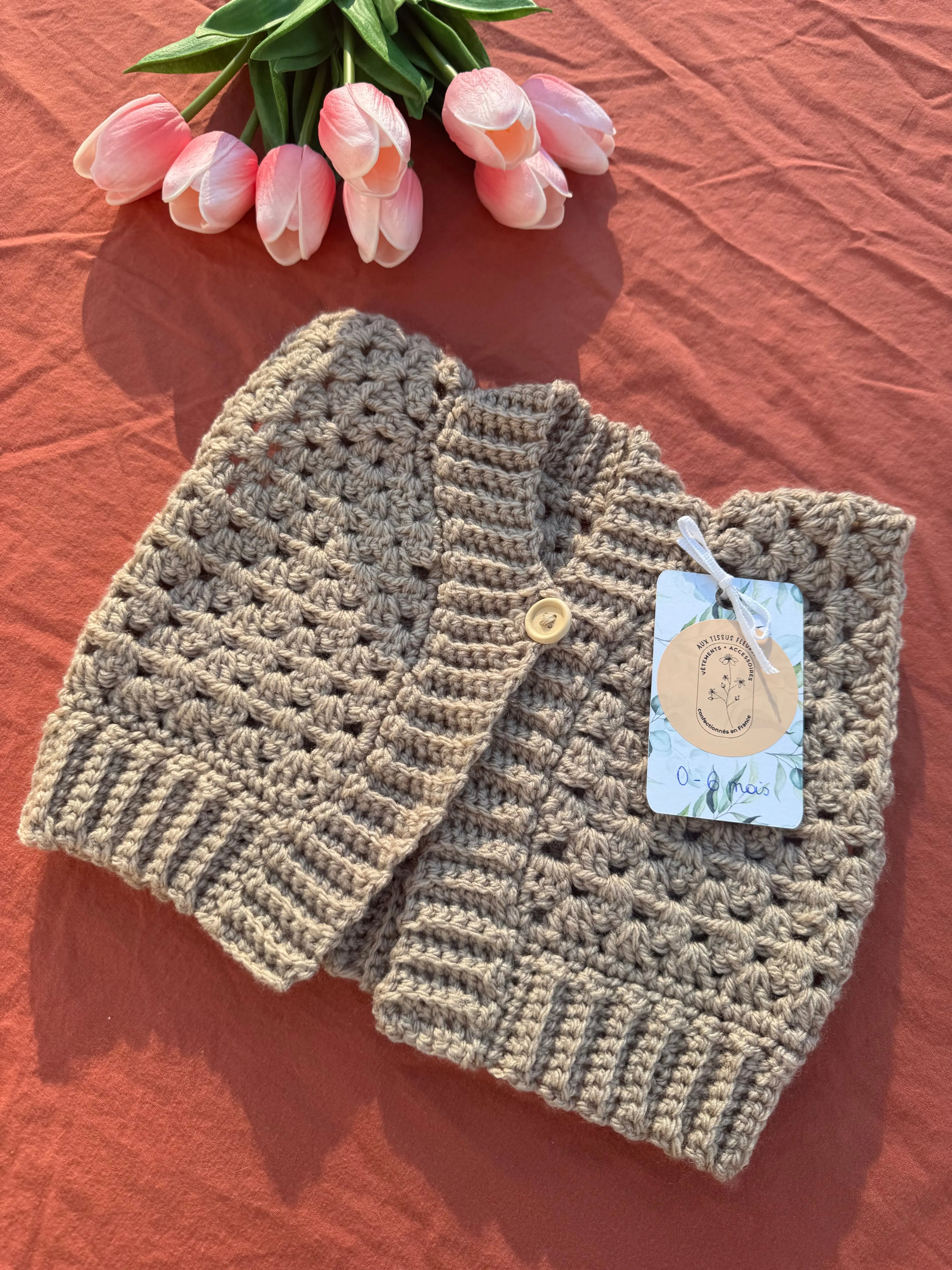 Gilet en crochet - Beige marroné - 0-6 mois Aux Tissus Fleuris