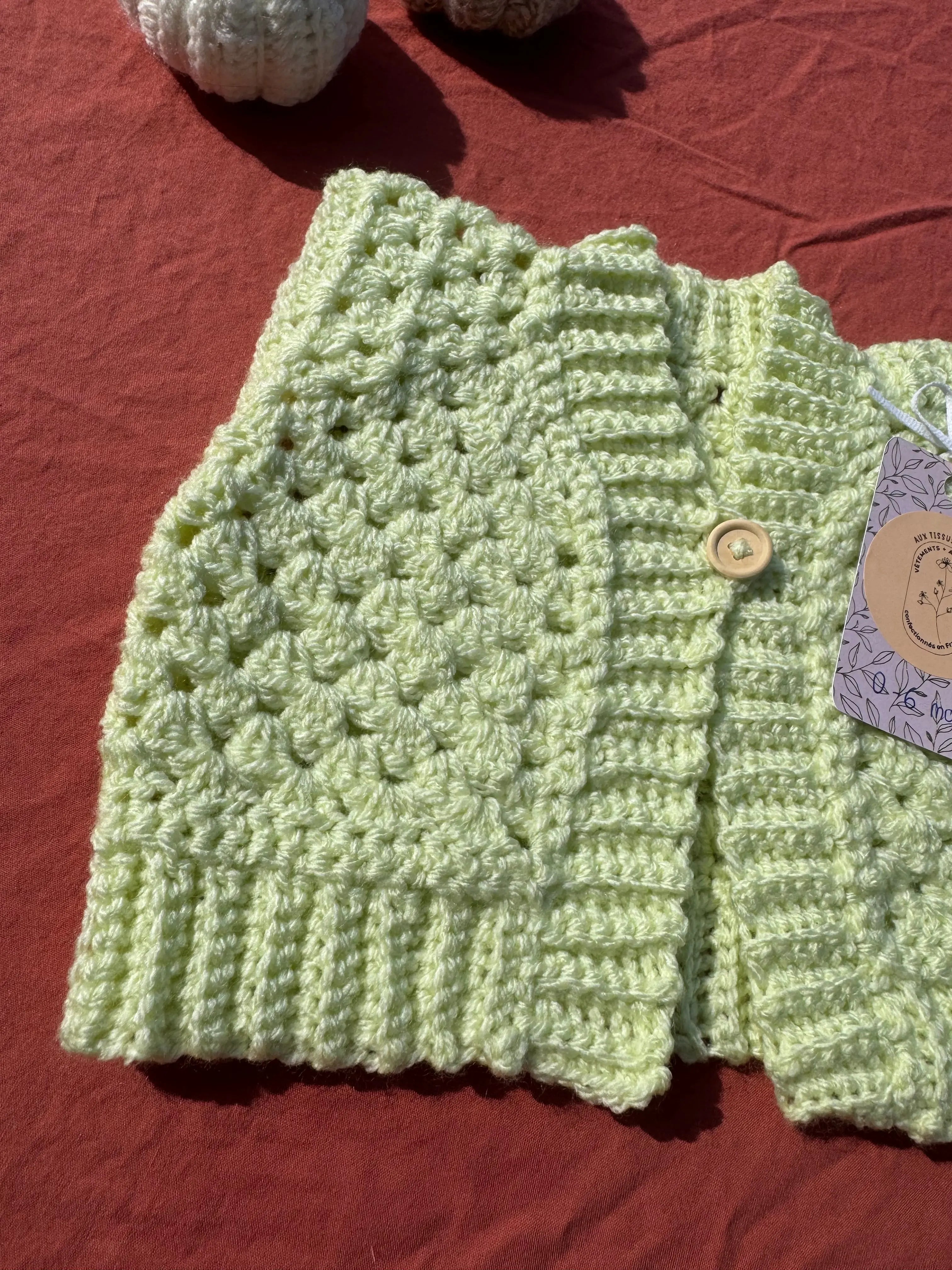 Gilet en crochet - vert d'eau - 0-6 mois Aux Tissus Fleuris