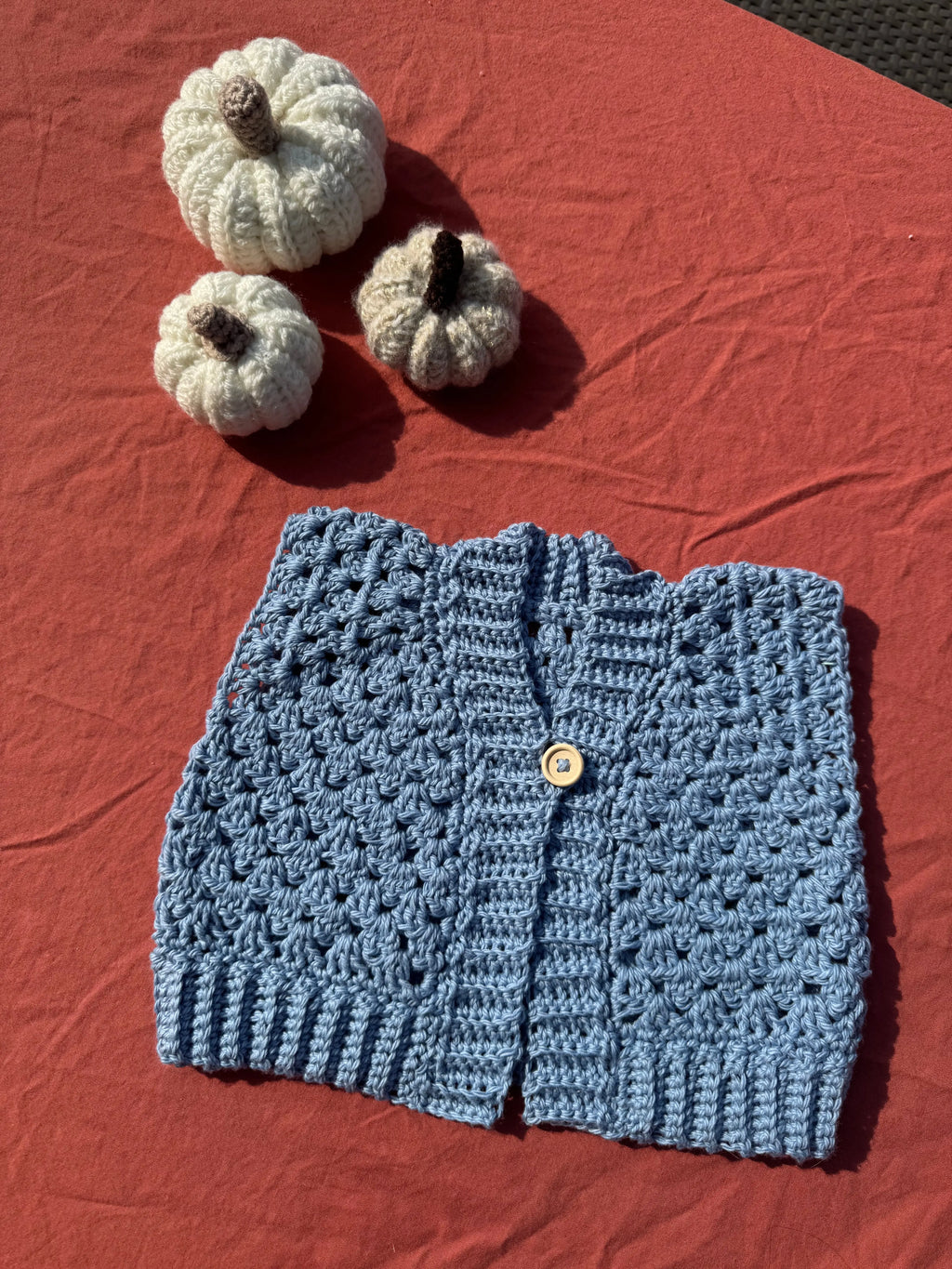 Gilet en crochet - bleu - 0-6 mois Aux Tissus Fleuris