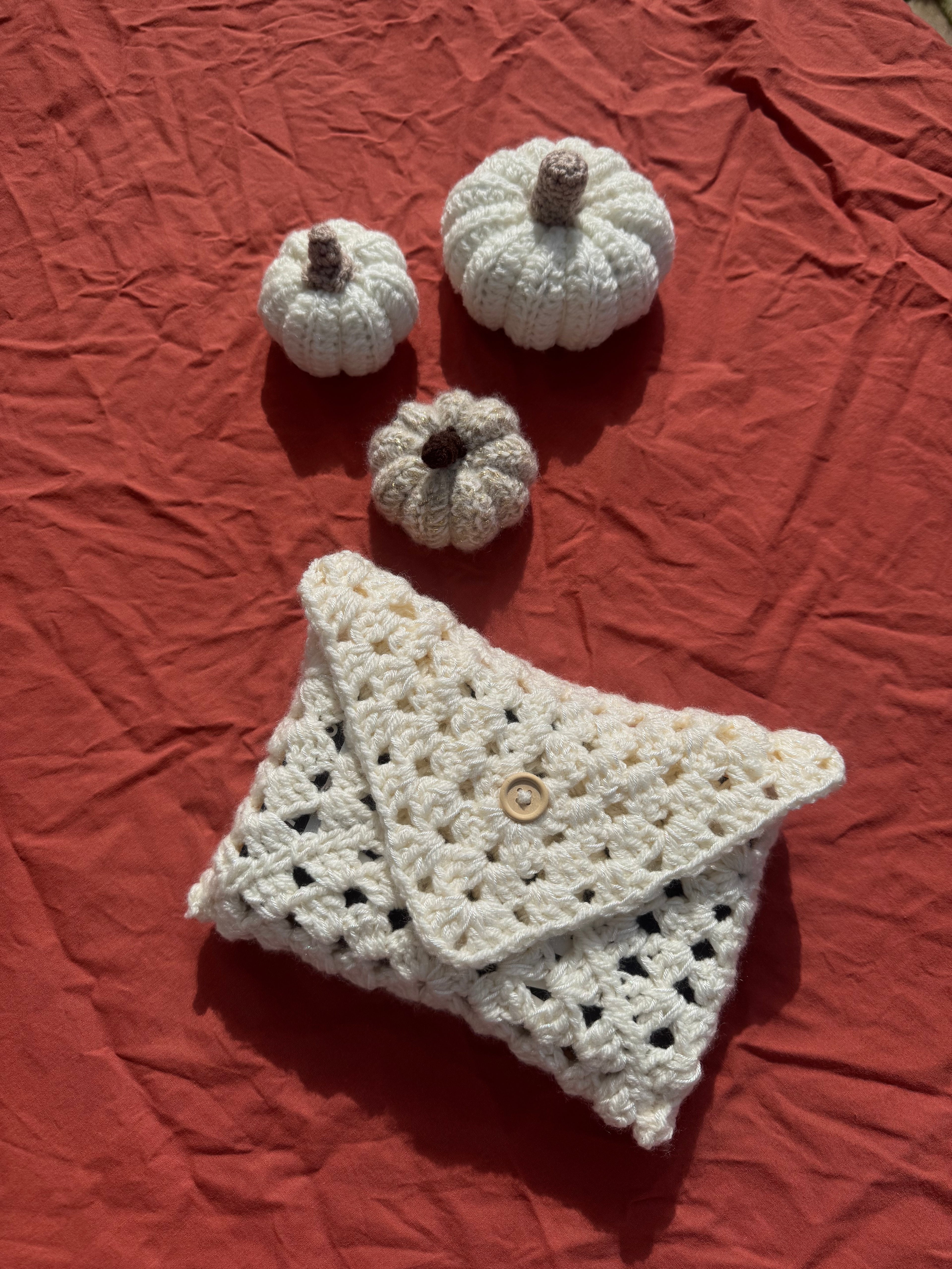 Pochette à livre / liseuse - Crème à paillettes Aux Tissus Fleuris