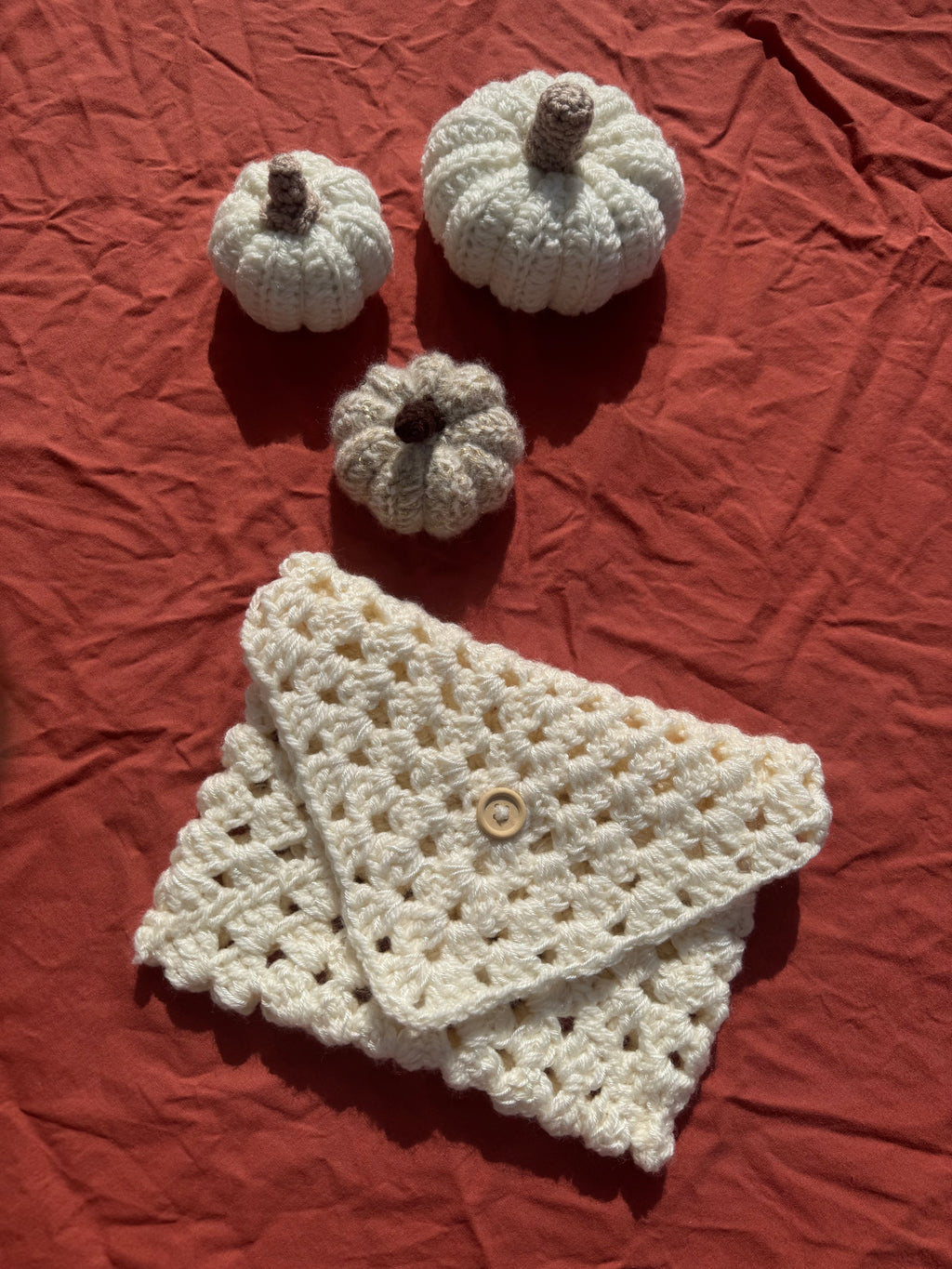 Pochette à livre / liseuse - Crème à paillettes Aux Tissus Fleuris
