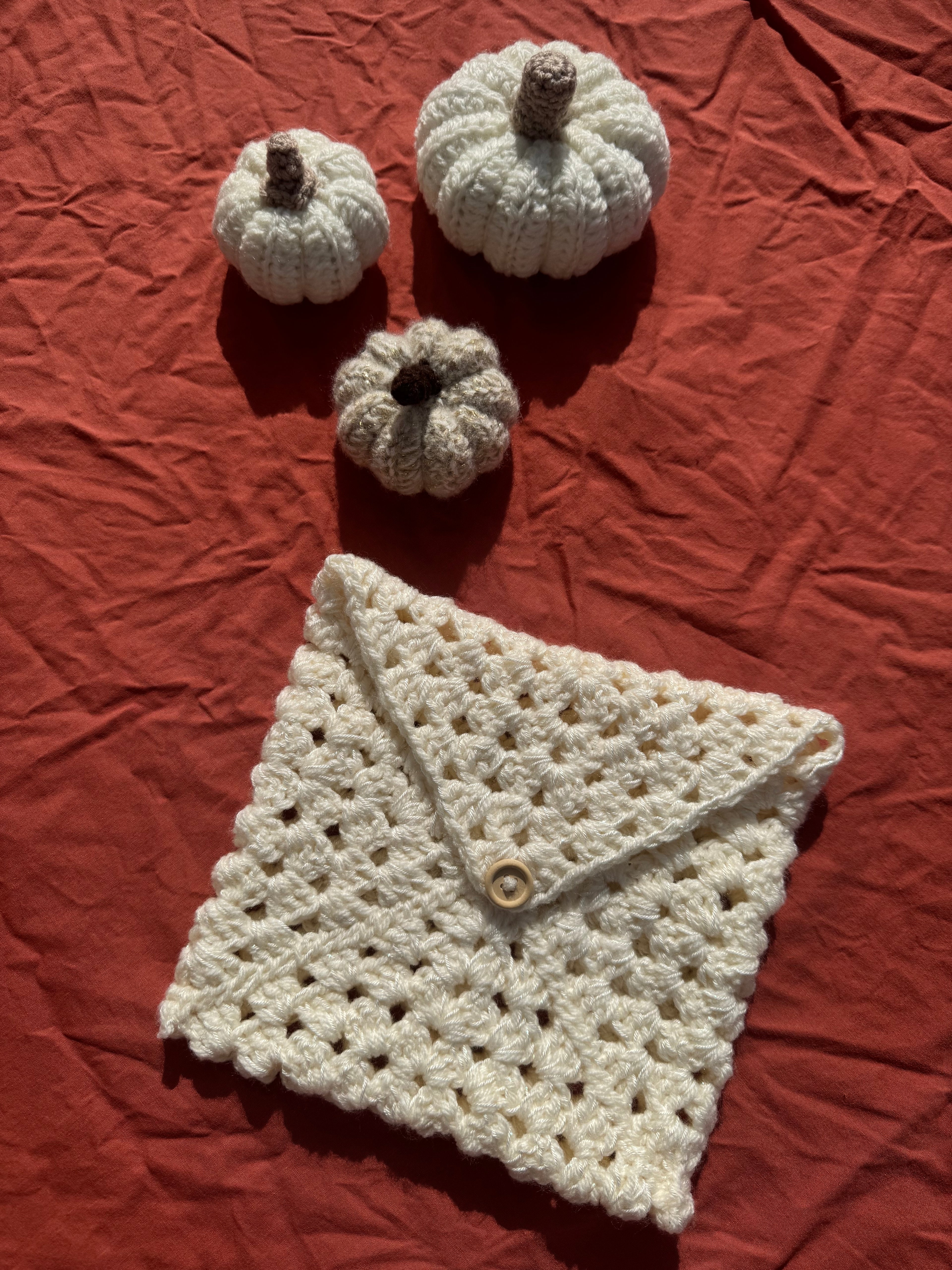 Pochette à livre / liseuse - Crème à paillettes Aux Tissus Fleuris