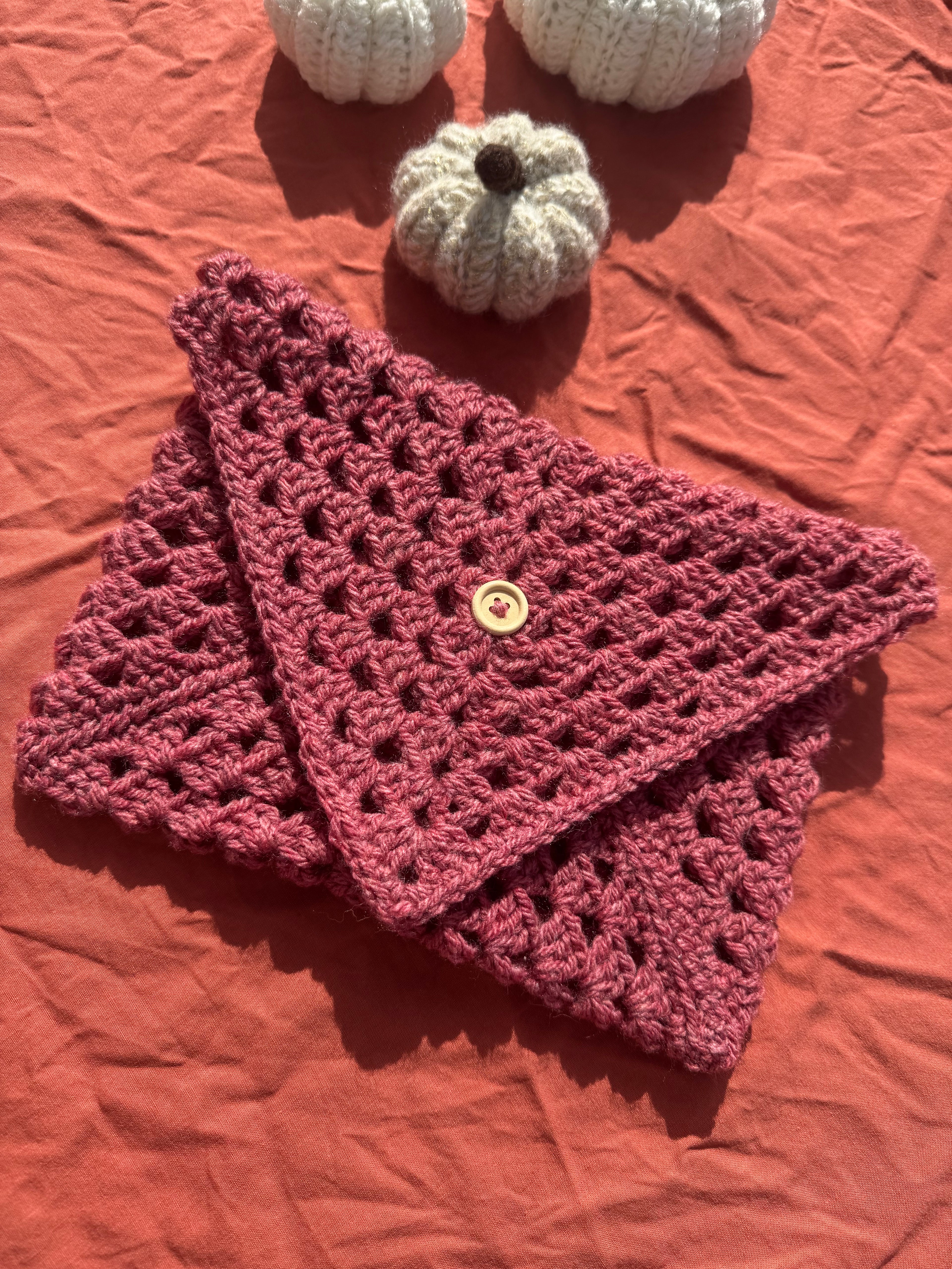 Pochette à livre / liseuse - rouge/rose Aux Tissus Fleuris