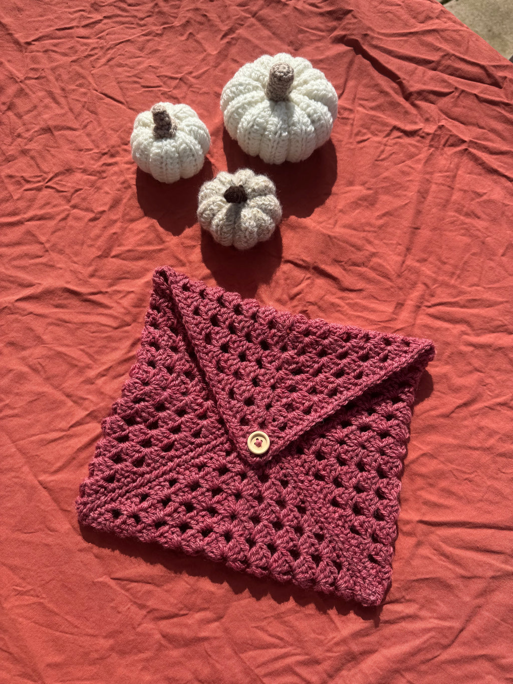 Pochette à livre / liseuse - rouge/rose Aux Tissus Fleuris