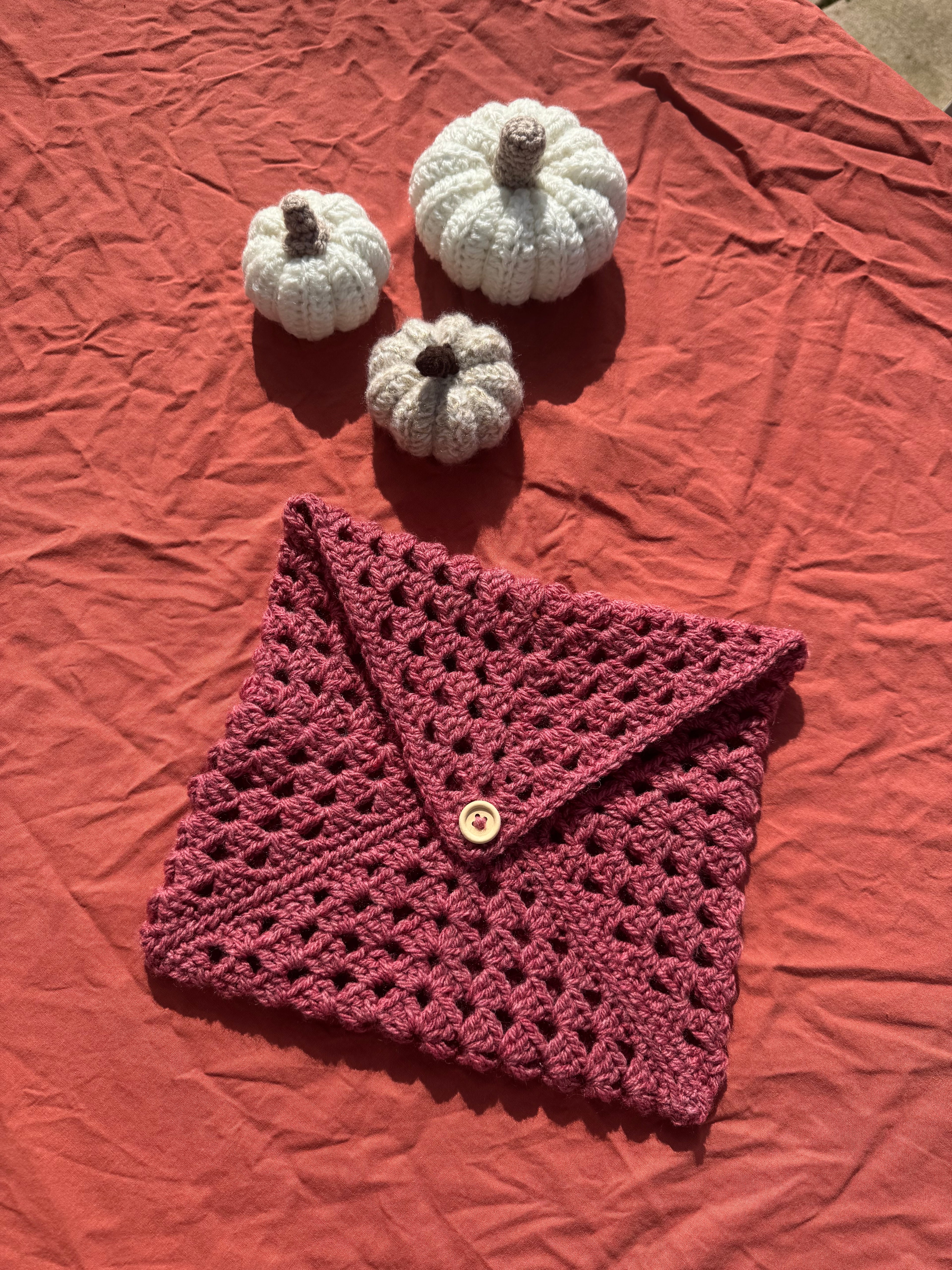Pochette à livre / liseuse - rouge/rose Aux Tissus Fleuris