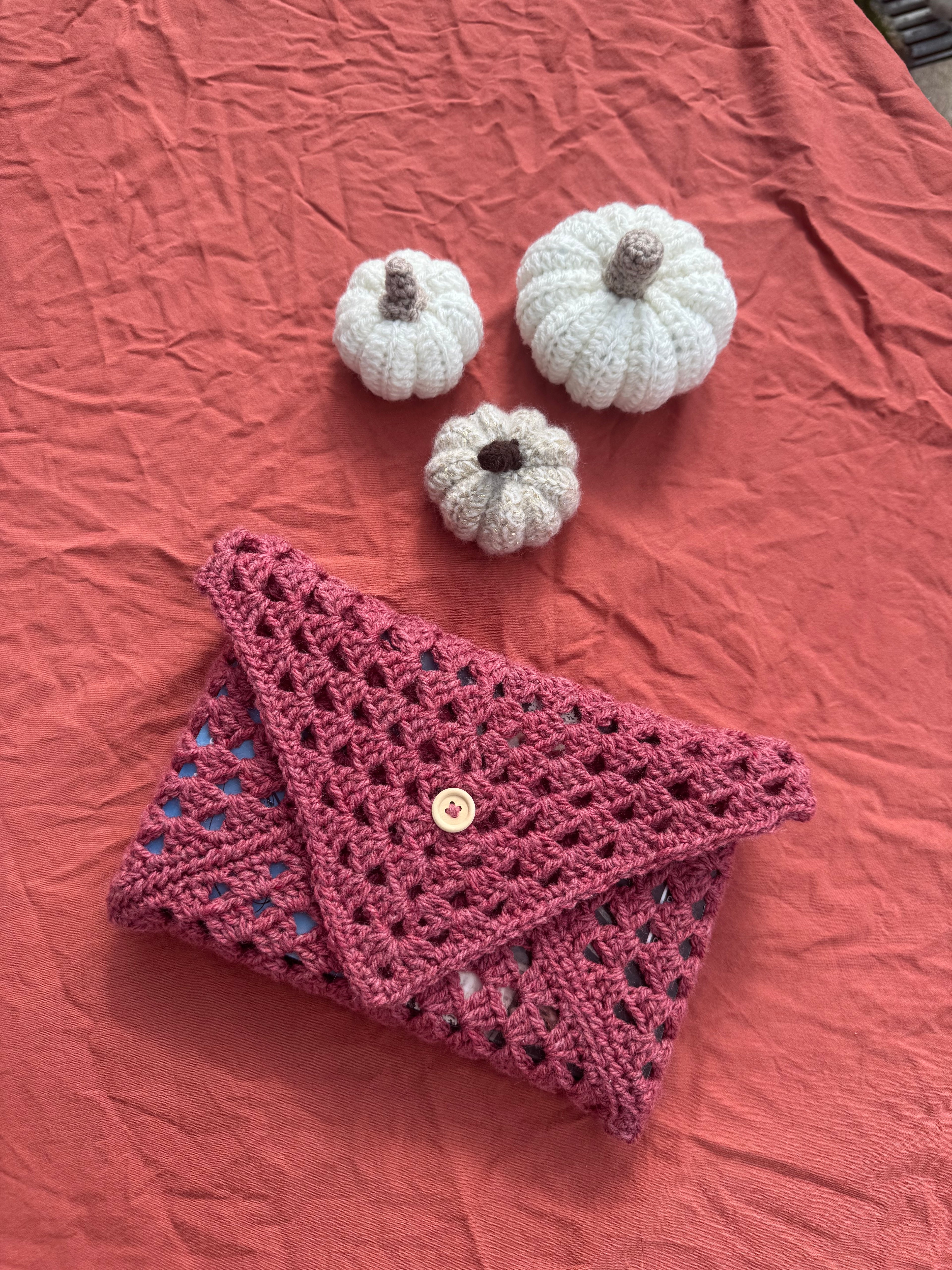 Pochette à livre / liseuse - rouge/rose Aux Tissus Fleuris