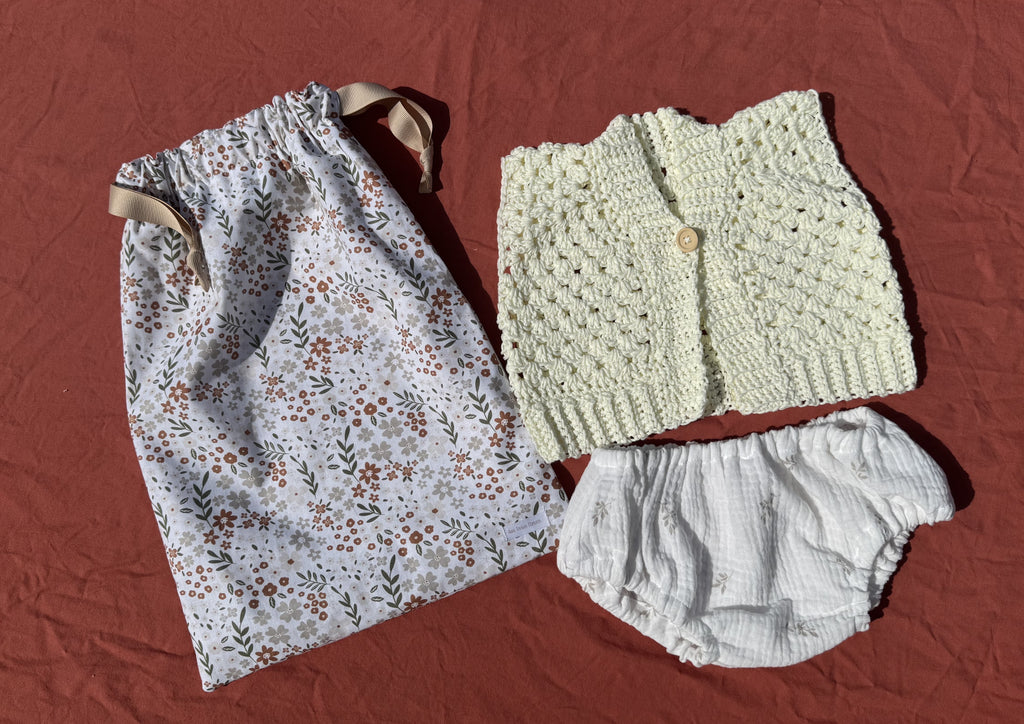 Coffret naissance personnalisable 3 - pochon + gilet en crochet + bloomer Aux Tissus Fleuris
