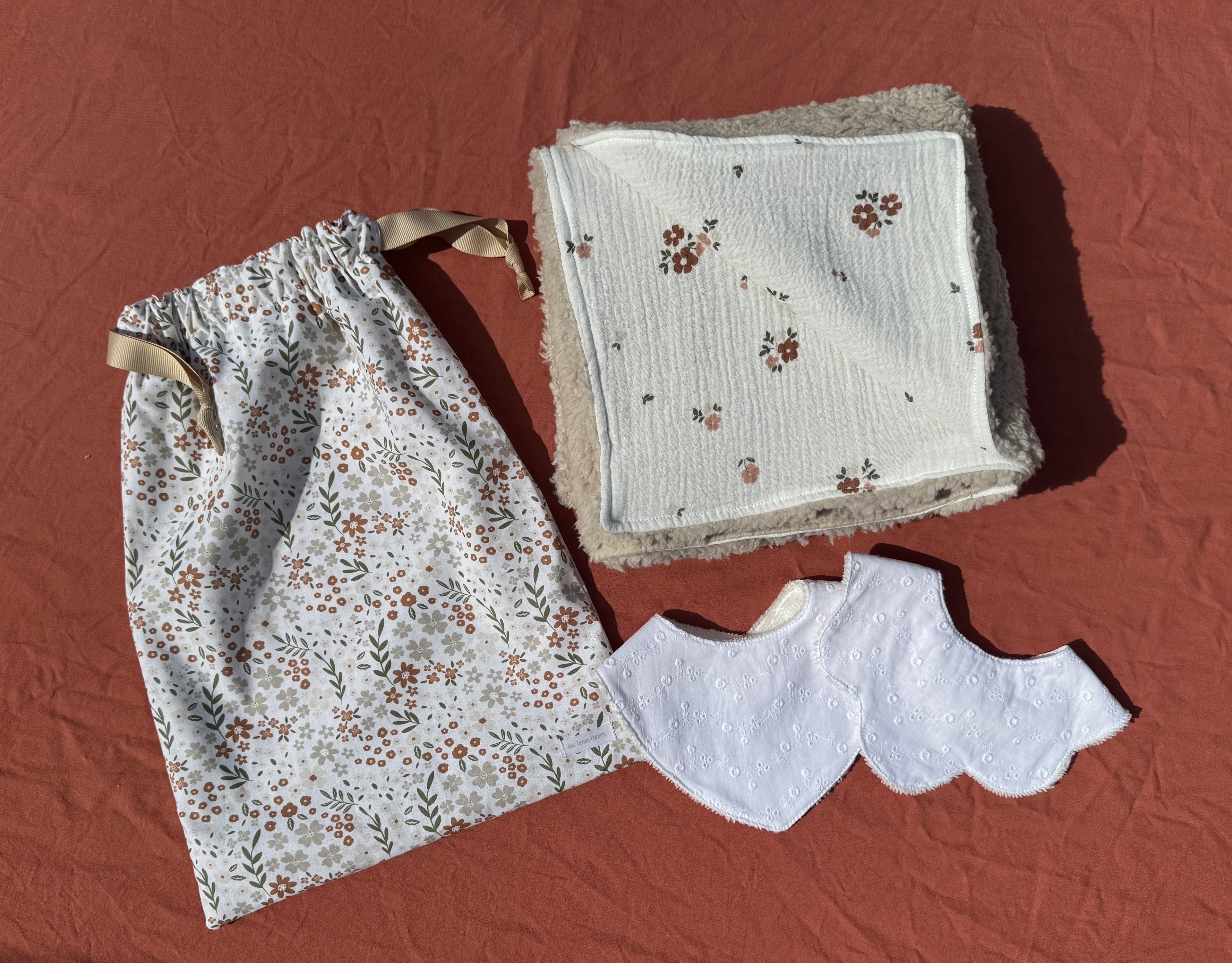 Coffret naissance personnalisable 2 - pochon + couverture + bavoir Aux Tissus Fleuris