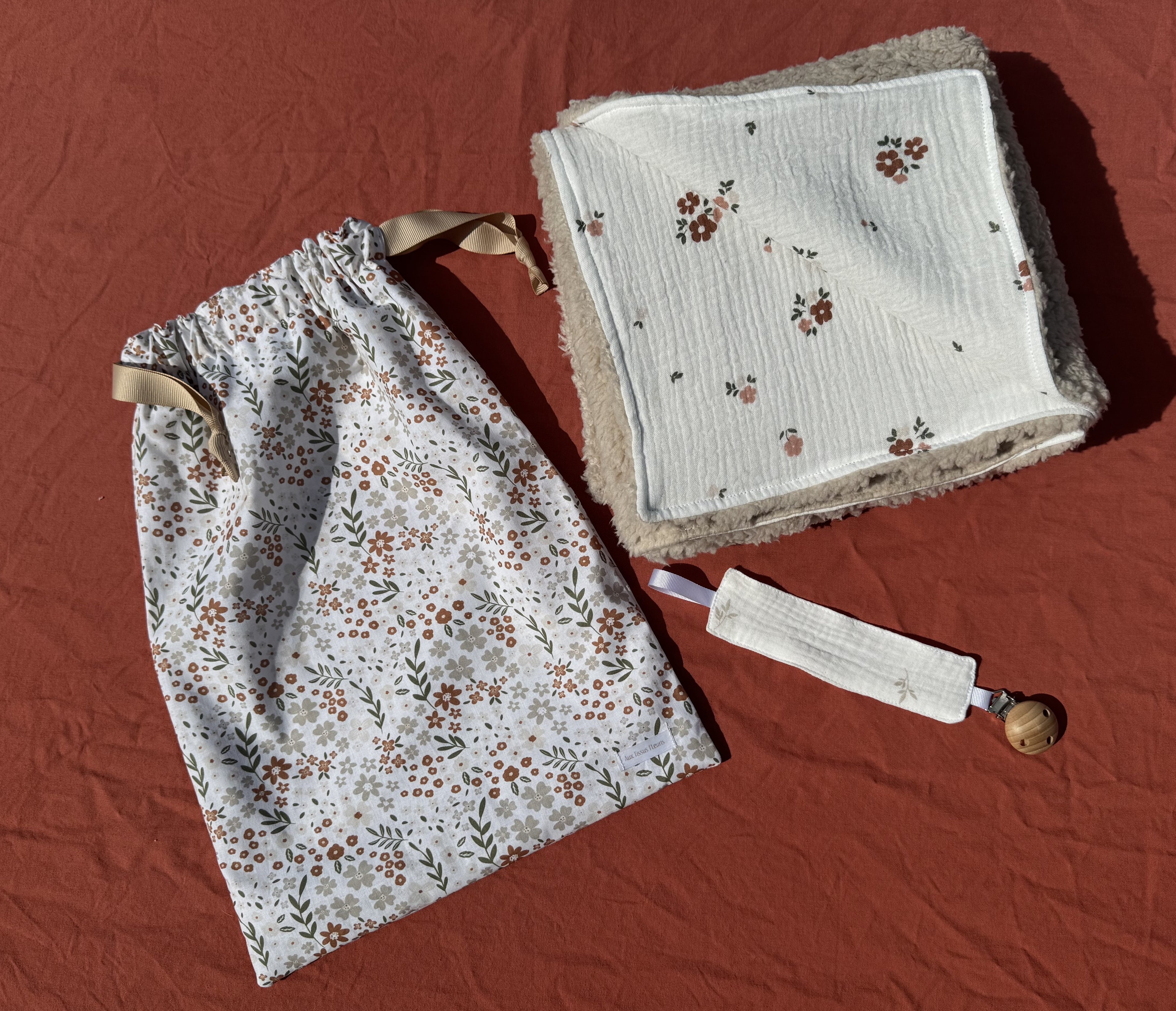 Coffret naissance personnalisable 1 - pochon + couverture + attache tétine Aux Tissus Fleuris