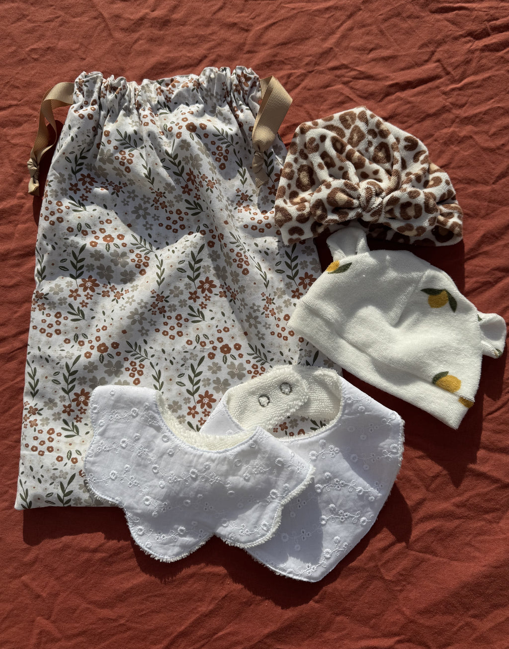 Coffret naissance personnalisable 4 - pochon + bonnet ou turban + bavoir Aux Tissus Fleuris