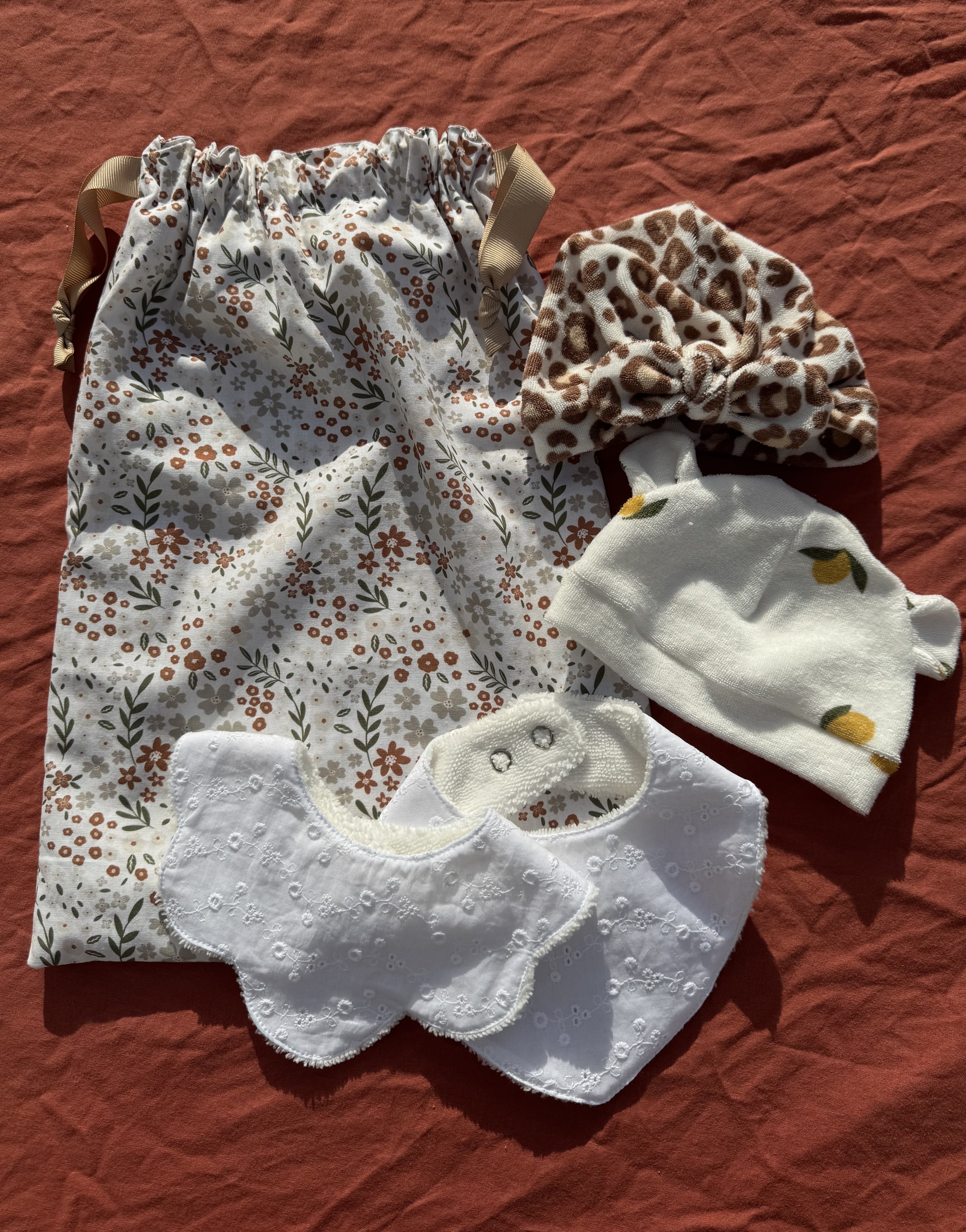Coffret naissance personnalisable 4 - pochon + bonnet ou turban + bavoir Aux Tissus Fleuris