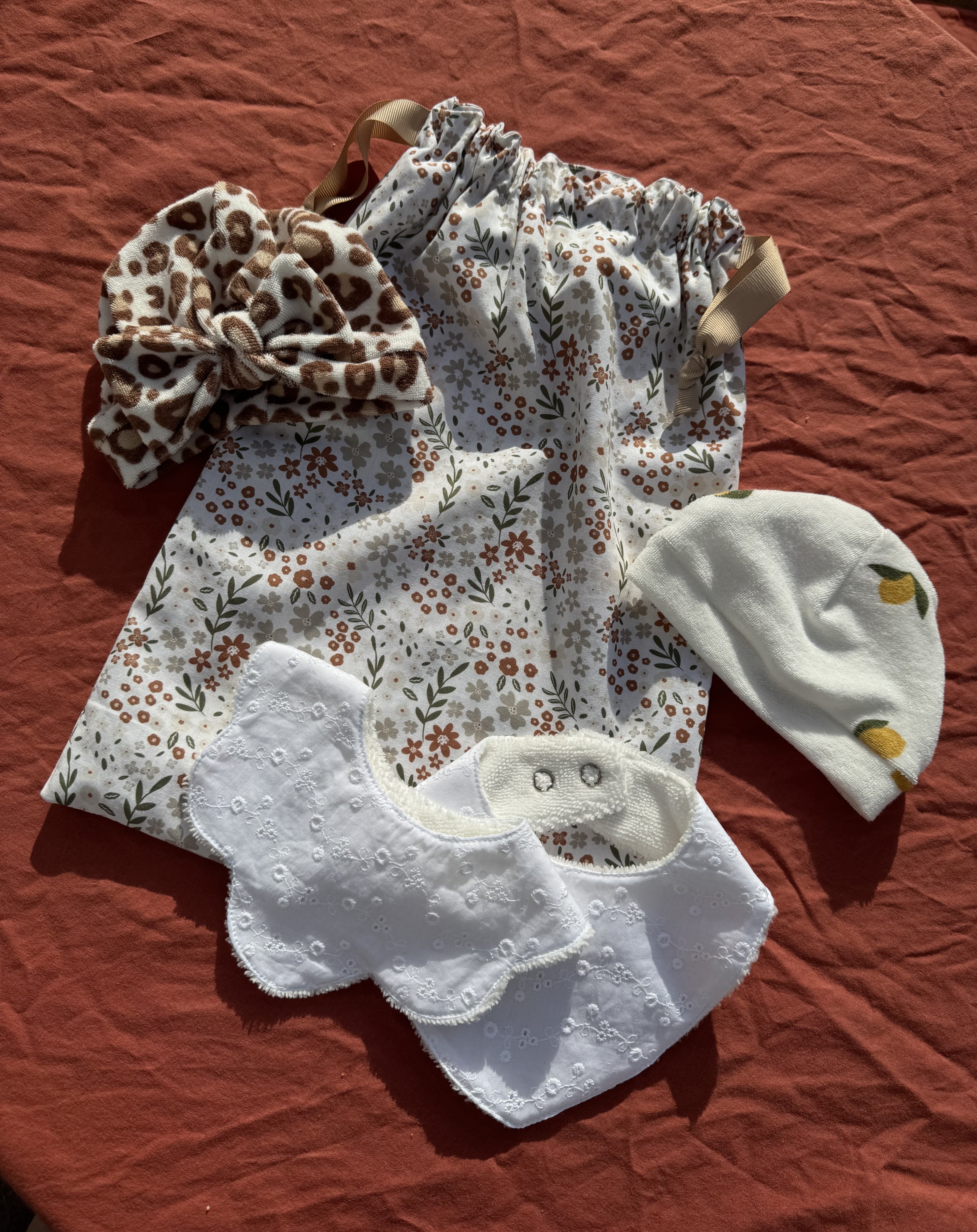 Coffret naissance personnalisable 4 - pochon + bonnet ou turban + bavoir Aux Tissus Fleuris