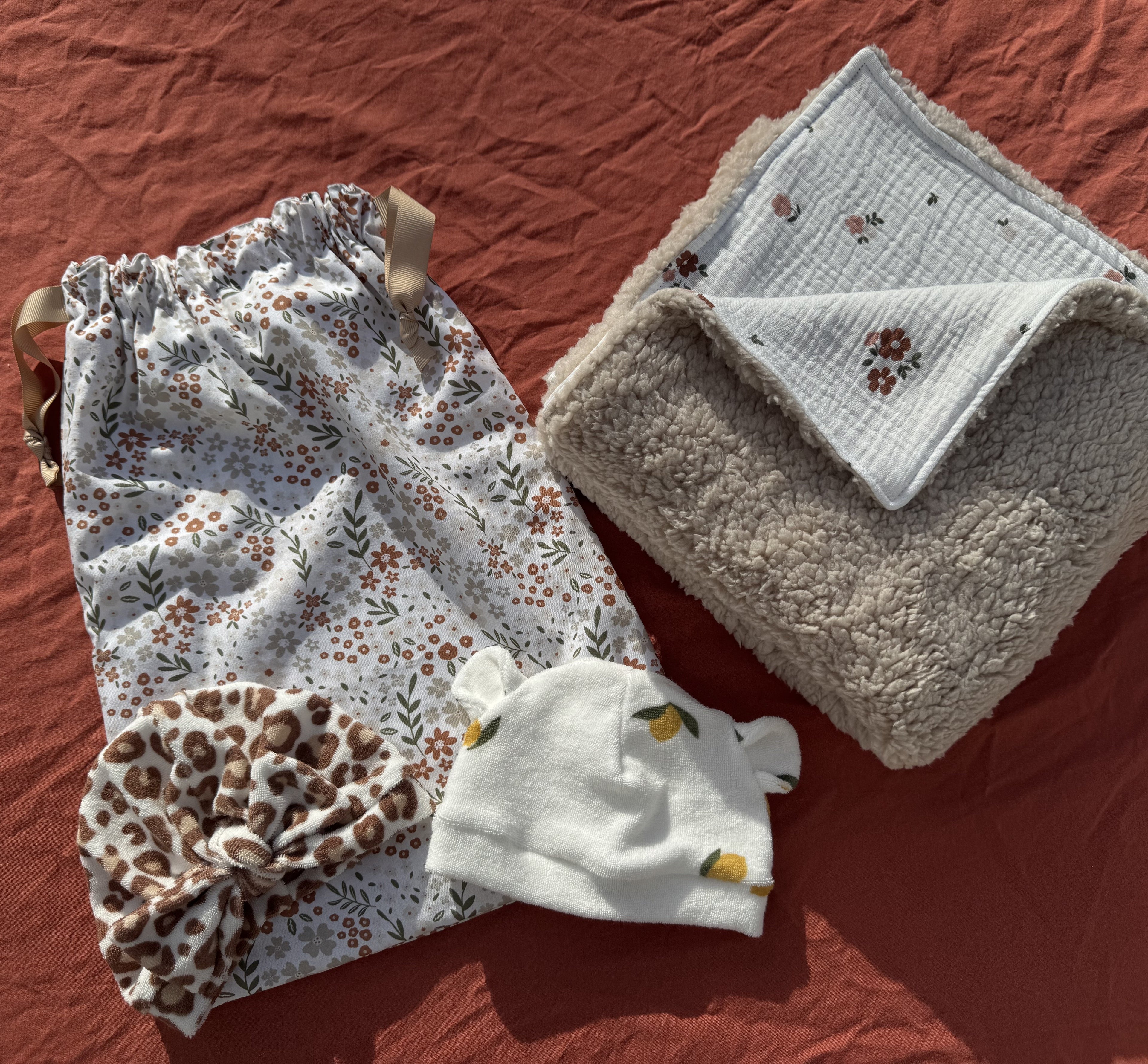 Coffret naissance personnalisable 5 - pochon + bonnet ou turban + couverture Aux Tissus Fleuris