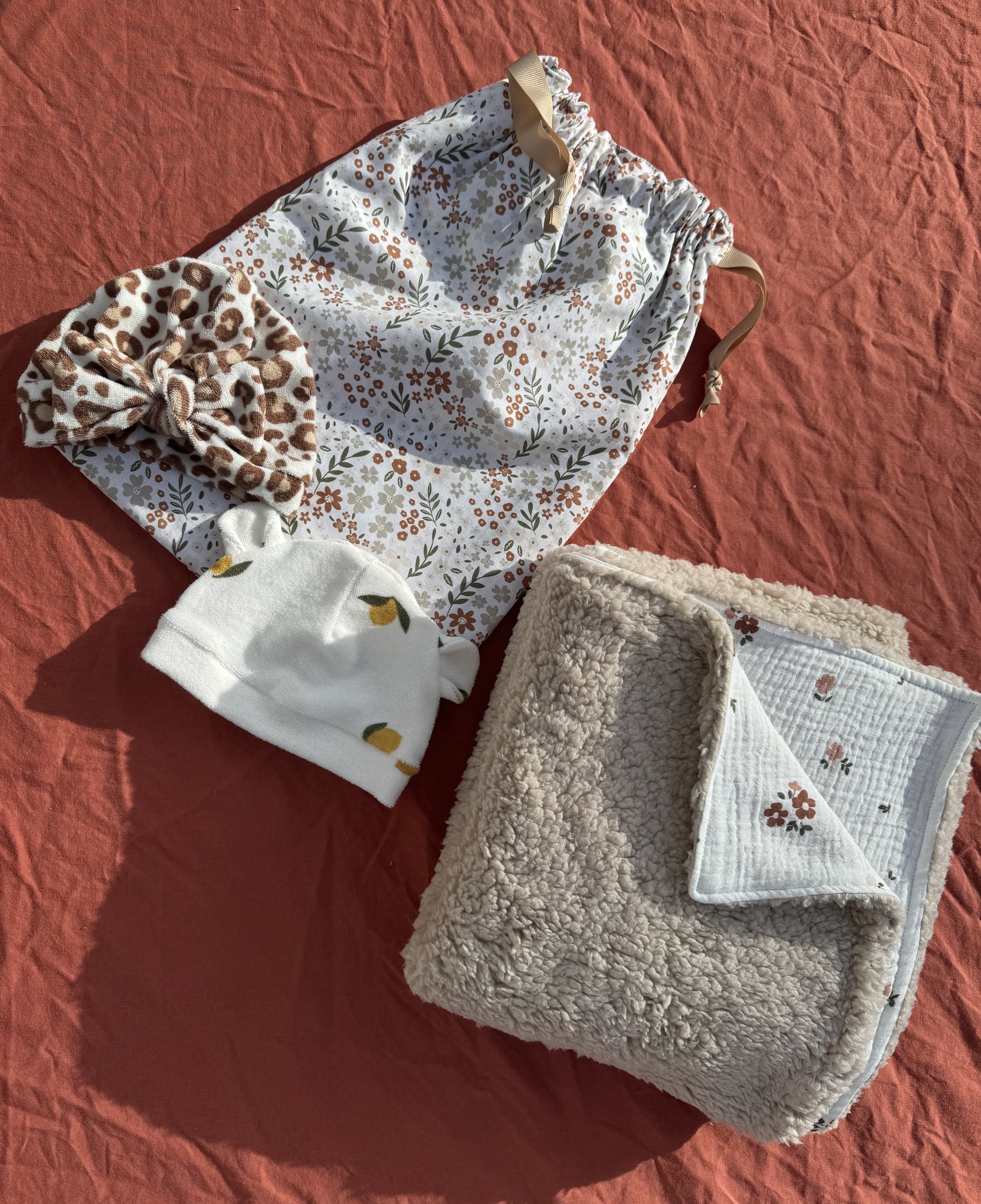Coffret naissance personnalisable 5 - pochon + bonnet ou turban + couverture Aux Tissus Fleuris