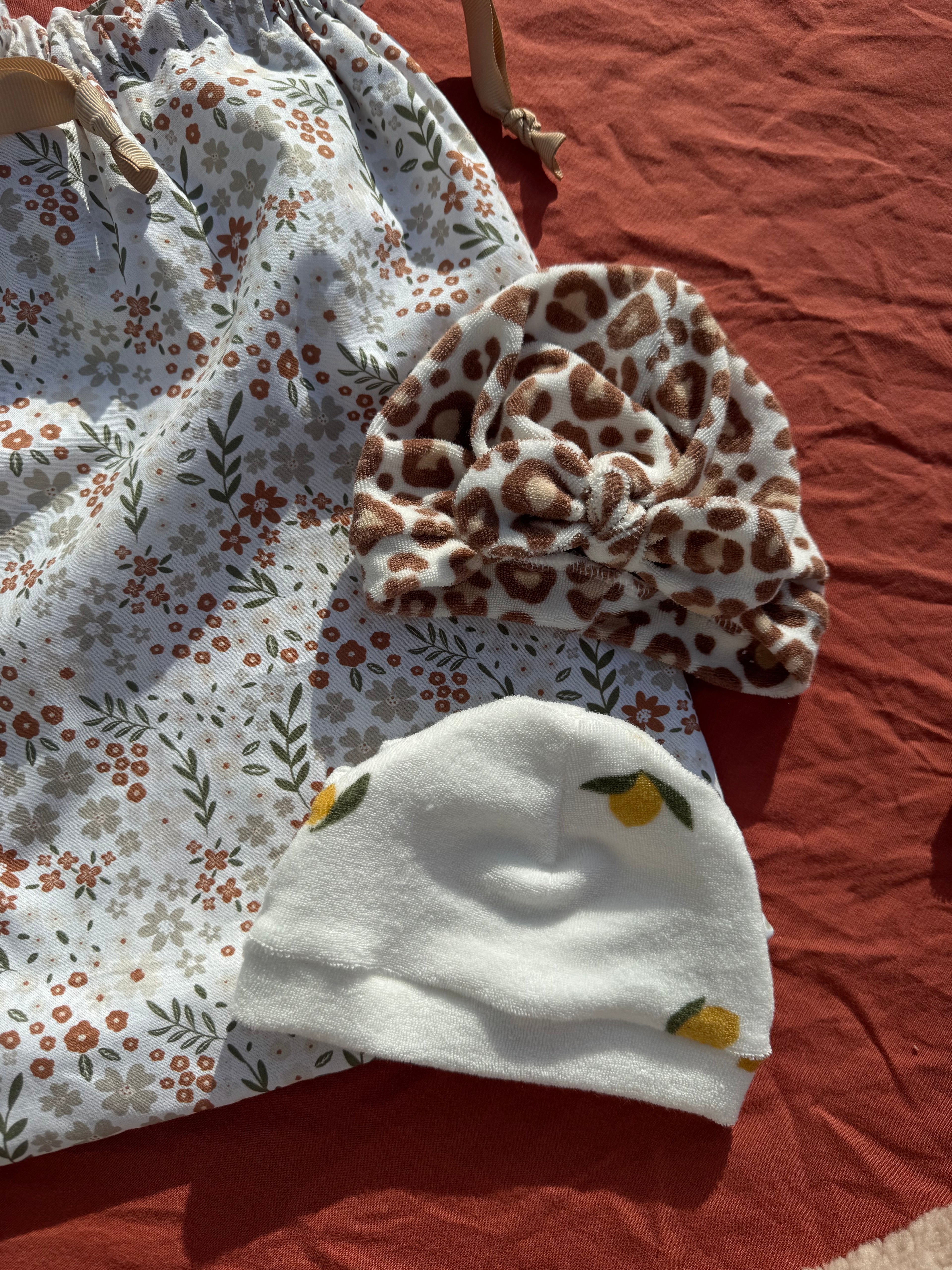 Coffret naissance personnalisable 5 - pochon + bonnet ou turban + couverture Aux Tissus Fleuris