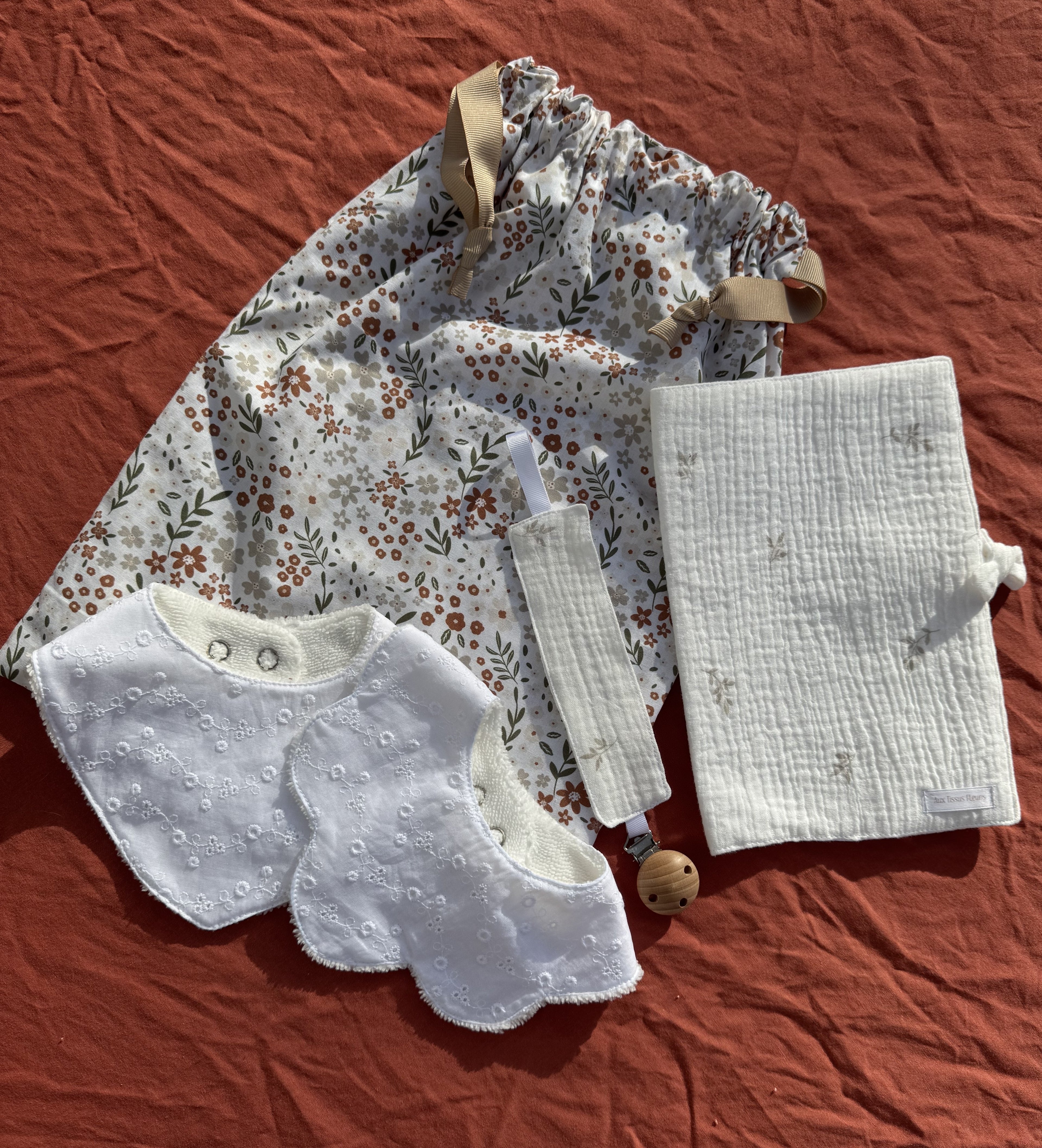 Coffret naissance personnalisable 6 - pochon + attache-tétine + bavoir + protège carnet Aux Tissus Fleuris