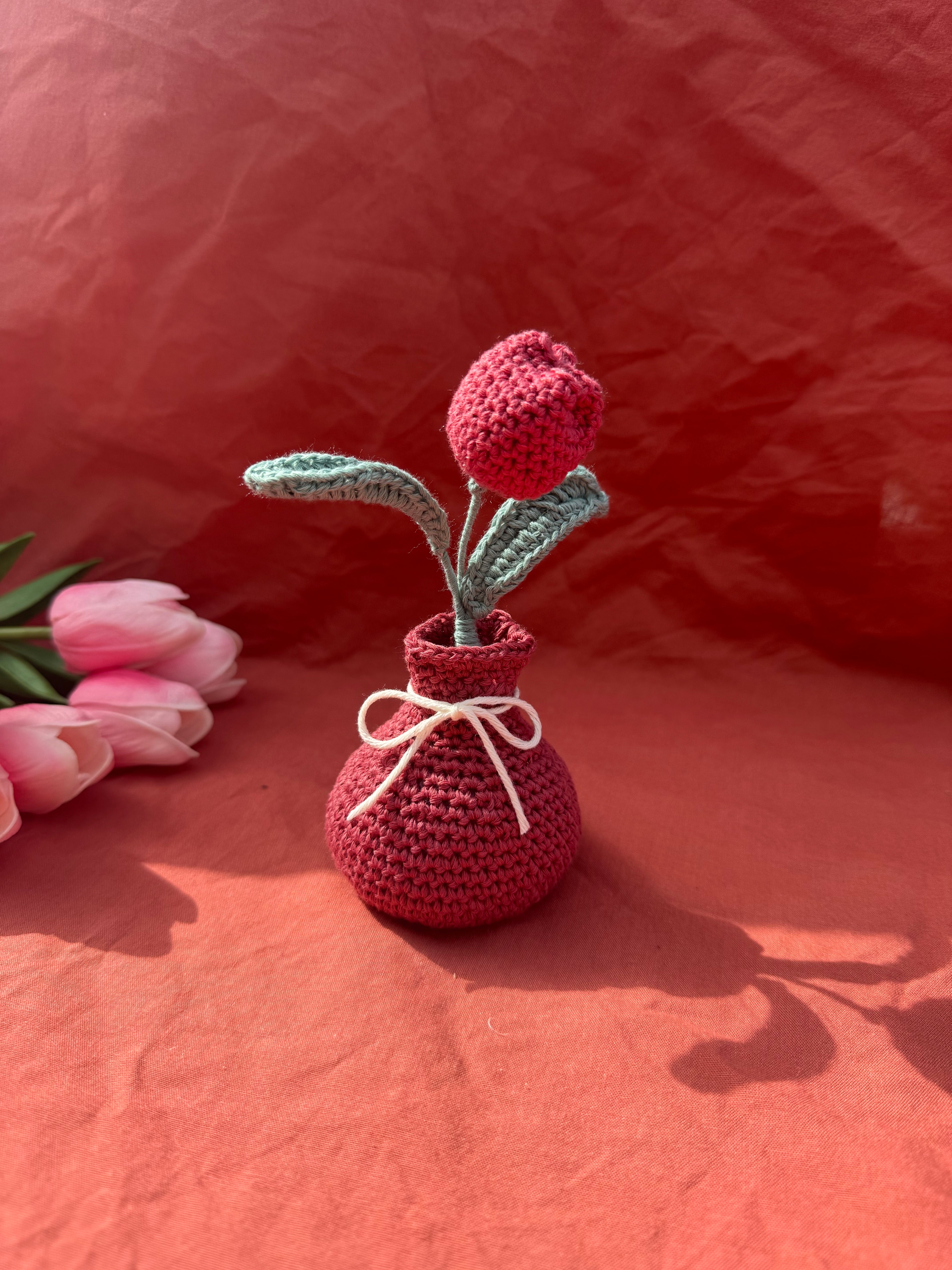Vase avec Tulipe en crochet Aux Tissus Fleuris